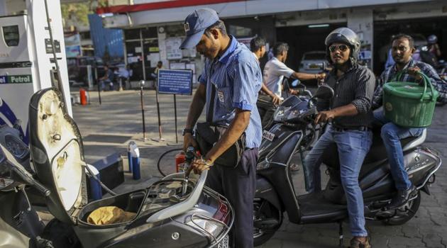 A worker refuels a motorcycle at a Hindustan Petroleum Corp. gas station in Mumbai, India.(Dhiraj Singh/Bloomberg)