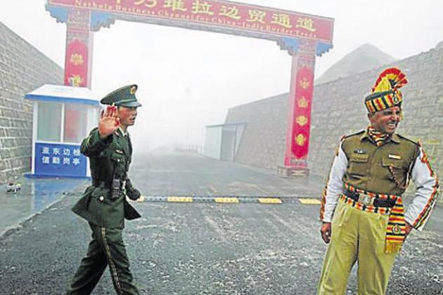 (FILES) This file photo taken on July 10, 2008 shows a Chinese soldier (L) next to an Indian soldier at the Nathu La border crossing between India and China in India's northeastern Sikkim state. (AFP) (FILES) This file photo taken on July 10, 2008 shows a Chinese soldier (L) next to an Indian soldier at the Nathu La border crossing between India and China in India's northeastern Sikkim state. (AFP)