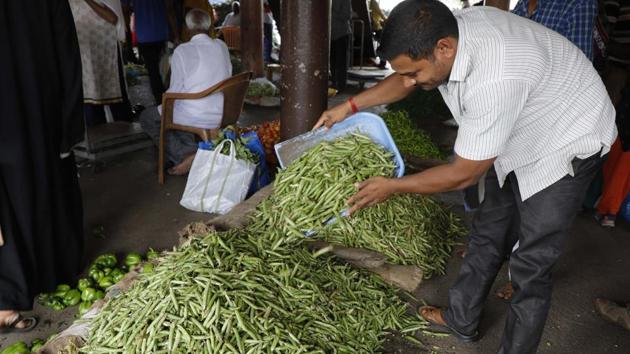 The price of peas soared by 50 per cent on Sunday, reaching ~900~950 for 10 kilogrammes. (Rahul Raut/HT PHOTO) The price of peas soared by 50 per cent on Sunday, reaching ~900~950 for 10 kilogrammes. (Rahul Raut/HT PHOTO)