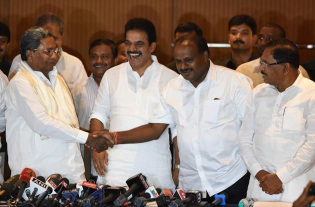 Congress leader KC Venugopal shares a light moment with Siddaramaiah in the presence of Dy. Chief Minister Parmeshwara and Chief Minister of Karnataka Kumarswamy after a joint press conference to announce the distribution of portfolio sharing in Karnataka at a city hotel in Bengaluru. (HT File Photo)