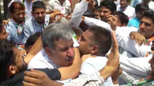State Congress Kisan Cell president Sandeep Choudhary being manhandled by supporters of a local leaders at Shahpura.(HT File)