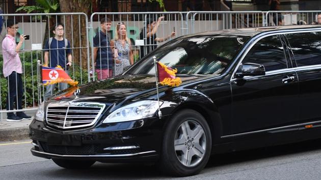 Bystanders look at the official car carrying North Korean leader Kim Jong Un, ahead of the US-North Korea summit in Singapore on June 10. (AFP Photo)