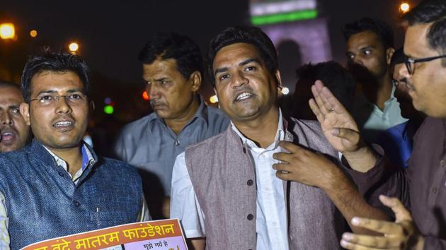 Rebel Aam Aadmi Party MLA Kapil Mishra (C) moved the Delhi high court on Monday against chief minister Arvind Kejriwal’s low attendance in Delhi assembly. Mishra’s plea which was urgently admitted in the high court claimed that Kejriwal who also holds the water portfolio, was present only seven times in 2017 although the assembly had 27 sessions. (PTI File)