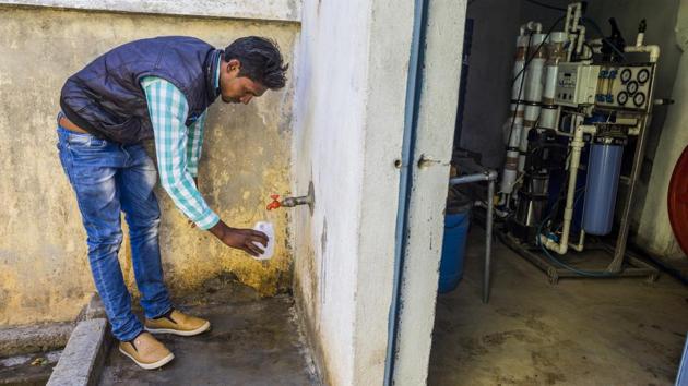 Tests revealed that the water from the handpumps had over 3ppm of fluoride in it –twice the maximum permissible limit. In order to deal with the problem, water filters like this one at a primary school in Chotepara village have now been set up at centrally located public spaces, dispensing water with fluoride within permissible limits. (Prashanth Vishwanathan / WaterAid)