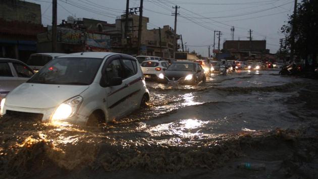 Water­logged roads in Gurugram on Saturday.(Yogendra Kumar/HT File Photo)