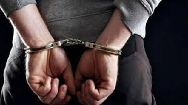 Lokmanya Tilak Marg police have arrested three men in connection with a robbery of <span class='webrupee'>₹</span>15 lakh of a south Mumbai angadia (money transfer agent)(HT FILE)
