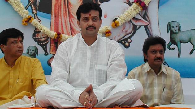 Self-styled spiritual guru Bhayyu ji Maharaj died after shooting himself in the head in Indore on Tuesday, shocking thousands of followers across India. His ashram is situated in Indore city and top political leaders like Maharashtra chief minister Devendra Fadnavis and celebrities like singer Lata Mangeshkar among others are counted among his disciples. (HT File)