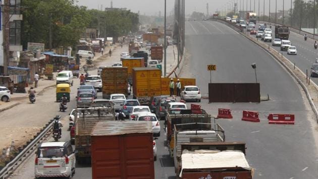 A portion of the Hero Honda chowk flyover in Gurugram is closed for repairs. It was closed after the cracks were surveyed by a team from IIT Bombay. (Yogendra Kumar/HT Photo) A portion of the Hero Honda chowk flyover in Gurugram is closed for repairs. It was closed after the cracks were surveyed by a team from IIT Bombay. (Yogendra Kumar/HT Photo)