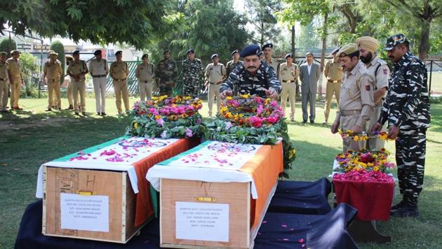 Senior paramilitary officer during wreath laying ceremony of two slain policemen, Ghulam Hassan and Ghulam Rasool at District Police Lines (DPL) in Pulwama, Jammu and Kashmir, India, on Tuesday, June 12, 2018.(HT Photo)