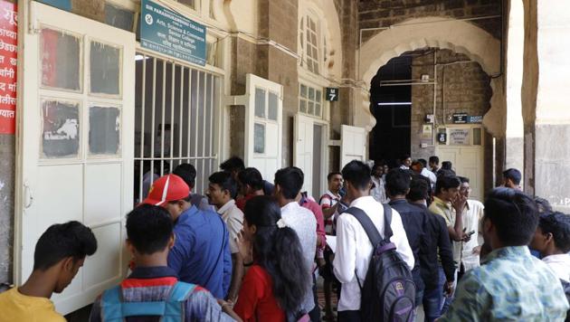 According to the college officials, around 2,000 students made it to the counselling session out of the total 3.9 lakh students who wrote the Maharashtra common entrance test( MH-CET) 2017.(RAHUL RAUT/HT PHOTO)