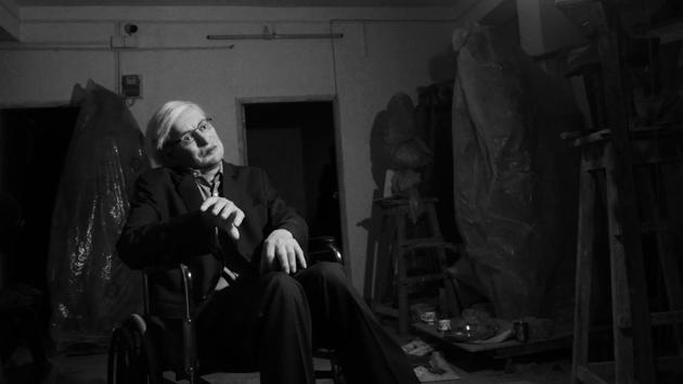 Surrounded by life-sized figures hidden under layers of packaging, Stephen Hawking on his wheelchair gazes into the distance. Clearly it’s not the theoretical physicist himself –Hawking died earlier this year on March 14. Instead, this is a hyper-realistic silicone sculpture at artist Subimal Das’ Kolkata studio, commissioned by a city museum. (Samir Jana / HT Photo) Surrounded by life-sized figures hidden under layers of packaging, Stephen Hawking on his wheelchair gazes into the distance. Clearly it’s not the theoretical physicist himself –Hawking died earlier this year on March 14. Instead, this is a hyper-realistic silicone sculpture at artist Subimal Das’ Kolkata studio, commissioned by a city museum. (Samir Jana / HT Photo)