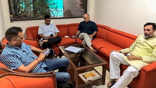 Delhi chief minister Arvind Kejriwal, deputy CM Manish Sisodia, Aam Aadmi Party (AAP) leaders Satyendra Kumar Jain and Gopal Rai during a sit-in protest at Lieutenant Governor Anil Baijal’s residence, in New Delhi on Monday, June 11, 2018. Kejriwal said AAP will campaign for BJP if Delhi gets statehood.(PTI)
