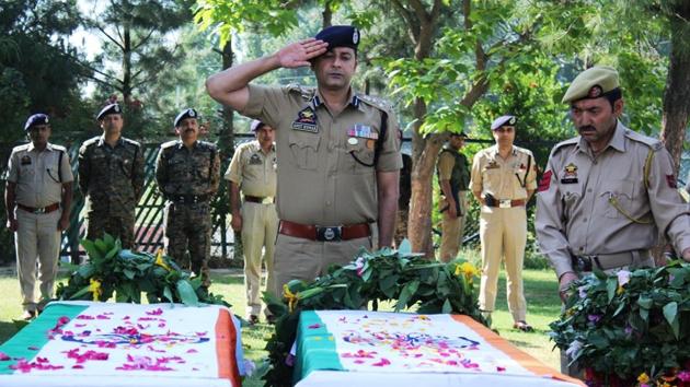Security personnel pay tribute to slain J&K cops Ghulam Hassan and Ghulam Rasool in Pulwama on Tuesday.(Waseem Andrabi/HT Photo) Security personnel pay tribute to slain J&K cops Ghulam Hassan and Ghulam Rasool in Pulwama on Tuesday.(Waseem Andrabi/HT Photo)