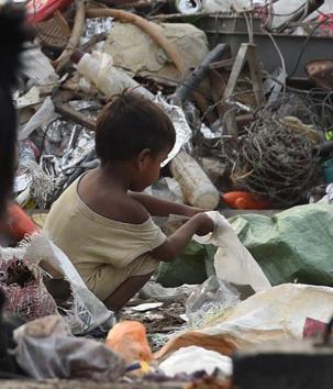 A child working as a rag picker in Lucknow.(Subhankar Chakraborty/HT Photo)