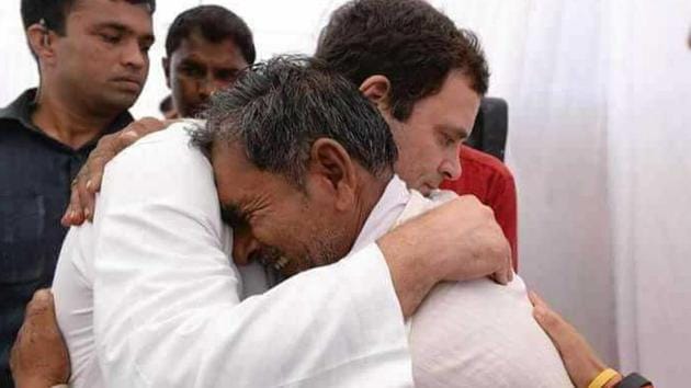 Congress president Rahul Gandhi consoles the family member of a farmer killed in the police firing during 2017 farmers' agitation in Mandsaur, Madhya Pradesh(HT)