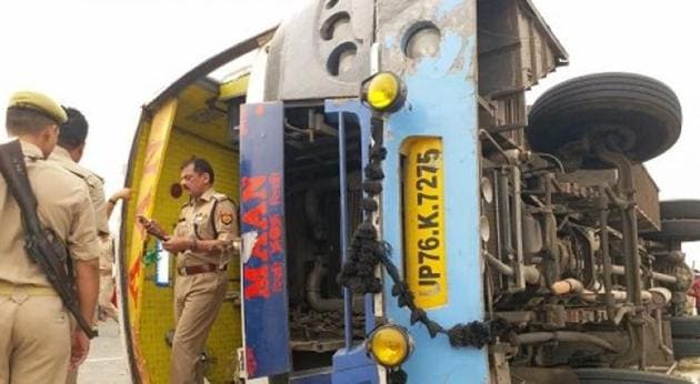 The private bus turned turtle after hitting the divider. A crane was deployed to lift the bus.(HT Photo) The private bus turned turtle after hitting the divider. A crane was deployed to lift the bus.(HT Photo)