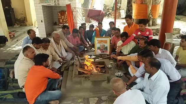 A hawan being performed for the former PM’s long life at a temple near Atal chowk in Agra.(HT Photo)