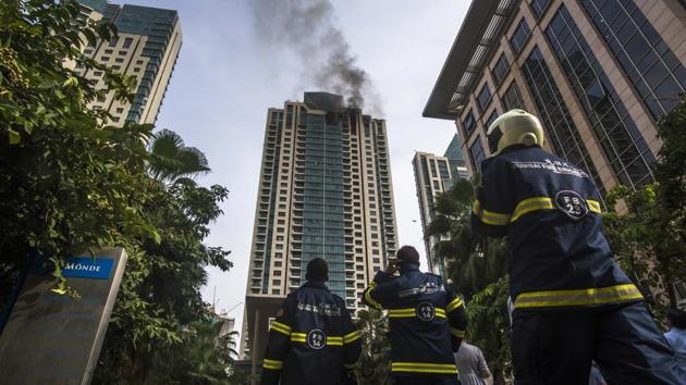 Smoke billowing out of the 33rd floor of Beaumonde Towers in Prabhadevi in south Mumbai.(Pratik Chorge/HT Photo)
