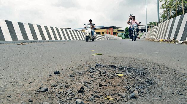 The newly-built Thakurli railway overbridge has already developed potholes. (HT Photo) The newly-built Thakurli railway overbridge has already developed potholes. (HT Photo)