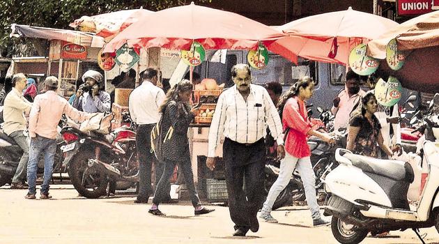 There are more than 200 carts, 100 illegal stalls and 500 hawkers operating illegally in the PCB area. Residents are upset with the rising hawker menace. (Ravindra Joshi/HT PHOTO) There are more than 200 carts, 100 illegal stalls and 500 hawkers operating illegally in the PCB area. Residents are upset with the rising hawker menace. (Ravindra Joshi/HT PHOTO)