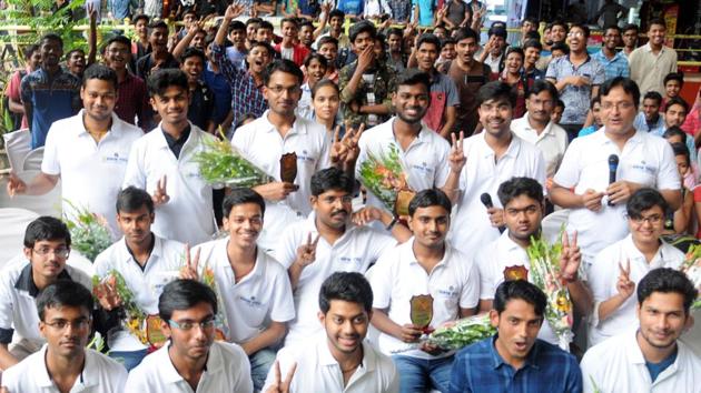 Students who were selected in IIT JEE Advance 2018 test celebrate their result outside a coaching institute in Ranchi.(Diwakar Prasad/ Hindustan Times)