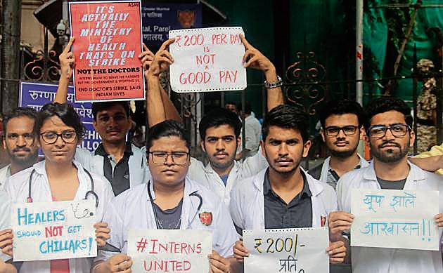 Medical interns protest outside KEM hospital.(Bhushan Koyande/HT) Medical interns protest outside KEM hospital.(Bhushan Koyande/HT)
