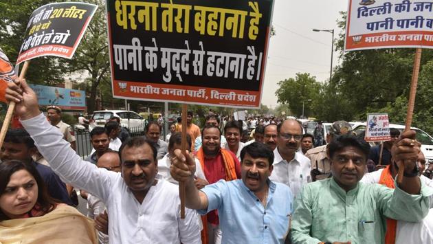BJP MP Manoj Tiwari and others march towards CM Arvind Kejriwal's office to protest against the water-power crisis near Shaheedi Park at ITO in New Delhi. BJP leaders and rebel AAP legislator Kapil Mishra today sat on a dharna at Kejriwal’s office against the “non-performance” of his government, mimicking an ongoing protest at the Lt. governor’s office. (Anushree Fadnavis / HT Photo)
