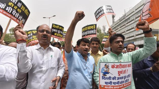 BJP leader Manoj Tiwari along with party workers march towards Delhi chief minister Arvind Kejriwal's office to protest against the water and power crisis in New Delhi. (HT Photo) BJP leader Manoj Tiwari along with party workers march towards Delhi chief minister Arvind Kejriwal's office to protest against the water and power crisis in New Delhi. (HT Photo)