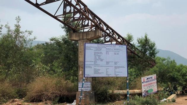 An abandoned conveyor belt of Vedanta Limited is seen near the Niyamgiri hill in Lanjigarh in the eastern state of Odisha on June 5.(Reuters Photo)