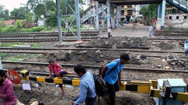 The Thakurli station crossing was closed on Tuesday. (Rishikesh Chaudhary HT Photo) The Thakurli station crossing was closed on Tuesday. (Rishikesh Chaudhary HT Photo)