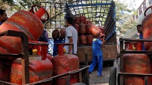 The percentage Indians who use LPG/CNG increased from 17.5% in 2001 to 28.5% in 2011. In rural areas, its use doubled to 11.4% in the same period. But 62.5% of rural households still use firewood for cooking.(REUTERS) The percentage Indians who use LPG/CNG increased from 17.5% in 2001 to 28.5% in 2011. In rural areas, its use doubled to 11.4% in the same period. But 62.5% of rural households still use firewood for cooking.(REUTERS)