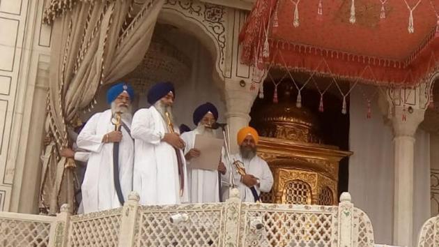 Jathedar Giani Gurbachan Singh reading out the resolution from Akal Takht, in Amritsar. (HT Photo) Jathedar Giani Gurbachan Singh reading out the resolution from Akal Takht, in Amritsar. (HT Photo)