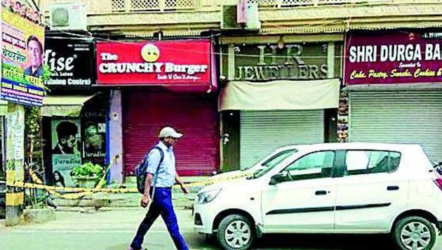 Four men walked into a jewellery store in Adarsh Nagar while the owner was present. They pulled out pistols and threatened the life of the owner’s son, police said.(HT Photo)