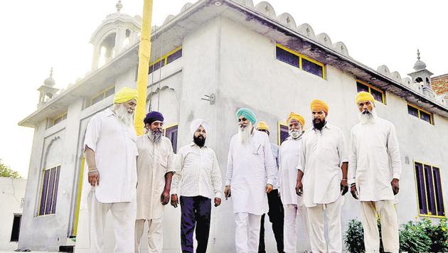 Devotees from across communities at the unified gurudwara at Kadrabad village in Amritsar. (Sameer Sehgal/HT) Devotees from across communities at the unified gurudwara at Kadrabad village in Amritsar. (Sameer Sehgal/HT)