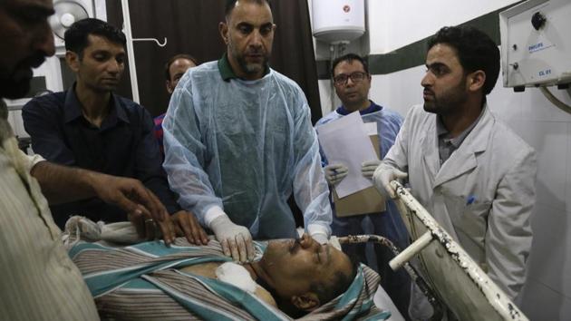 The body of journalist Shujaat Bukhari lies inside a police control room in Srinagar.(AP Photo)