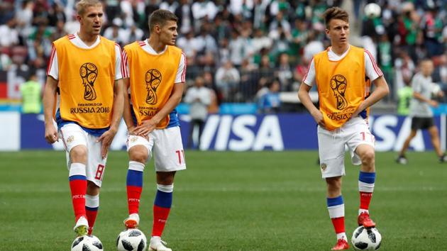 Russia's Yury Gazinsky, Aleksandr Golovin and Roman Zobnin during the warm up before the match. (REUTERS)