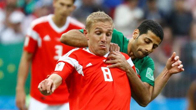 Russia's Yury Gazinsky in action with Saudi Arabia's Taisir Al-Jassim. (REUTERS)