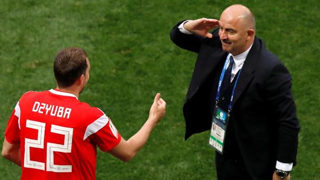 Russia's Artem Dzyuba celebrates scoring their third goal with coach Stanislav Cherchesov. (REUTERS)