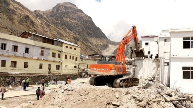 The reconstruction work in progress in near Kedarnath shrine.(Rajeev Kala/HT photo)