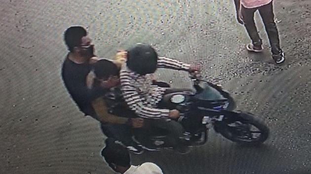 Photo of the three suspects who killed journalist Shujaat Bukhari, released by Jammu and Kashmir Police.(PTI)