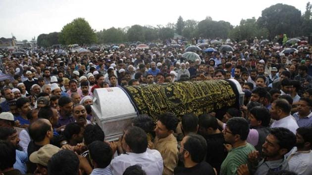 Funeral procession of veteran journalist Shujaat Bukhari, who was laid to rest in his ancestral village in Kreeri a day after he was shot dead outside his office in Srinagar.(Waseem Andrabi/HT Photo)