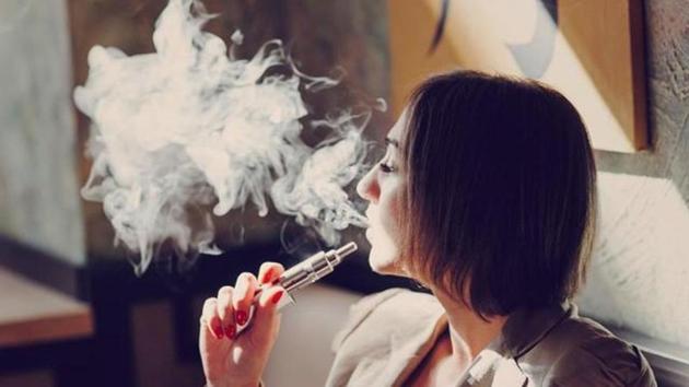 E-cigarettes are battery-powered devices that heat a liquid and produce an aerosol that is inhaled.(Shutterstock) E-cigarettes are battery-powered devices that heat a liquid and produce an aerosol that is inhaled.(Shutterstock)
