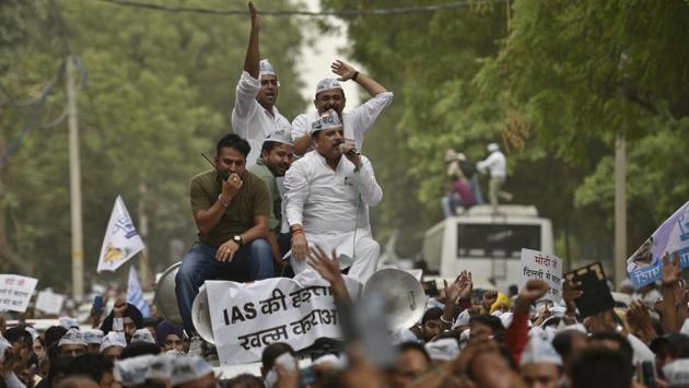 The Aam Aadmi Party led a protest march led by senior AAP leader Sanjay Singh against Lieutenant Governor Anil Baijal from Delhi CM Arvind Kejriwal’s residence to Baijal’s office in New Delhi on June 13, 2018. (Sanchit Khanna / HT Photo)