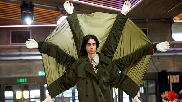 A model presents a creation by Chinese designer Xander Zhou on the third day of the Spring/Summer 2019 London Fashion Week Men's fashion event in London, England. (Niklas Halle’n / AFP) A model presents a creation by Chinese designer Xander Zhou on the third day of the Spring/Summer 2019 London Fashion Week Men's fashion event in London, England. (Niklas Halle’n / AFP)