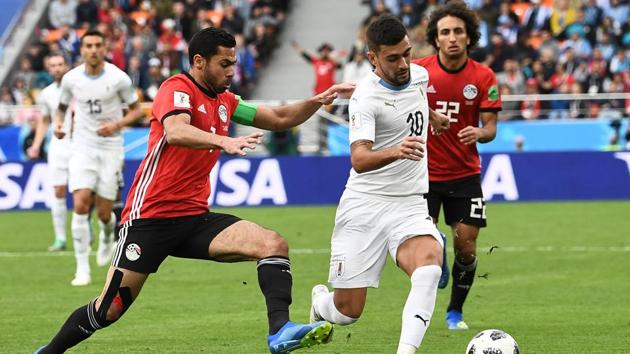 Egypt's defender Ahmed Fathi (L) challenges Uruguay's midfielder Giorgian De Arrascaeta (R). (AFP)