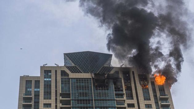 The fire broke out at the Prabhadevi high-rise’s 32nd floor on Wednesday. (Pratik Chorge/HT Photo) The fire broke out at the Prabhadevi high-rise’s 32nd floor on Wednesday. (Pratik Chorge/HT Photo)