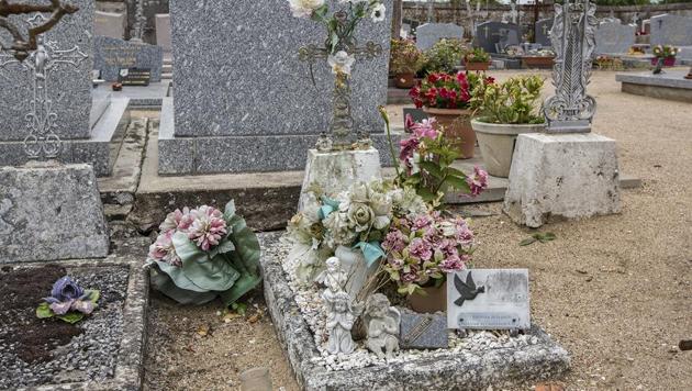 The grave of an unidentified girl found dead in a ditch along the A10 freeway close to the city of Blois in August 1987 is pictured in Suevres, France, on June 14, 2018. (AP) The grave of an unidentified girl found dead in a ditch along the A10 freeway close to the city of Blois in August 1987 is pictured in Suevres, France, on June 14, 2018. (AP)
