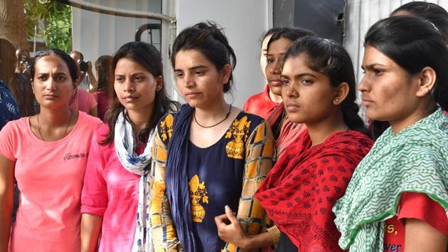 Women who were arrested for raising slogans during CMShivraj Singh Chouhan’s event for demanding relaxation in height criteria in recruitment of Madhya Pradesh police constables, voice their grievance in Bhopal on Thursday.(Mujeeb Faruqui/HT Photo)