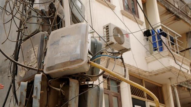 An electric pole at DLF phase-3 Block U in Gurugram. (Parveen Kumar/HT Photo) An electric pole at DLF phase-3 Block U in Gurugram. (Parveen Kumar/HT Photo)