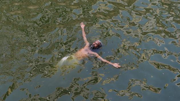 A man cools off in a ‘baoli’ at the Nizamuddin Dargah in New Delhi on June 10, 2018. (Sajjad Hussain / AFP)